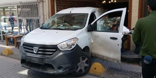 Kadıköy'de ilginç kaza! Araç evin içine girdi