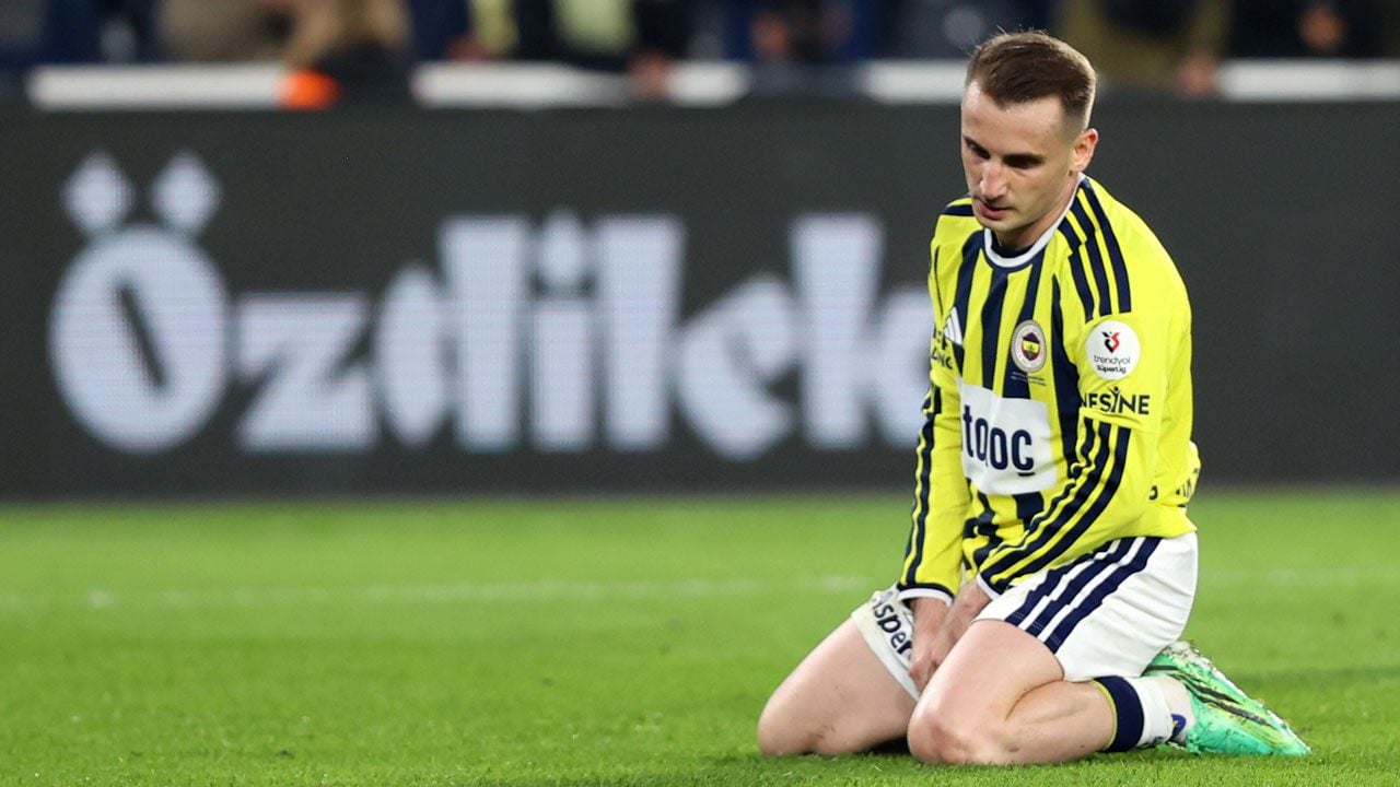Kadıköy’de isyan gecesi! Taraftarlar yönetimi istifaya çağırdı, futbolcuları ıslıkladı