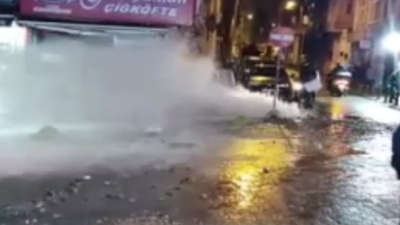Kadıköy'de kanalizasyon borusu patladı! Vatandaşlar İSKİ'ye tepki gösterdi