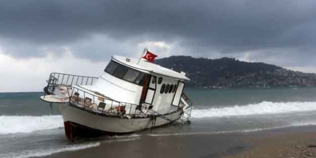 Kadıköy'de karaya oturan teknedeki 6 kişi kurtarıldı