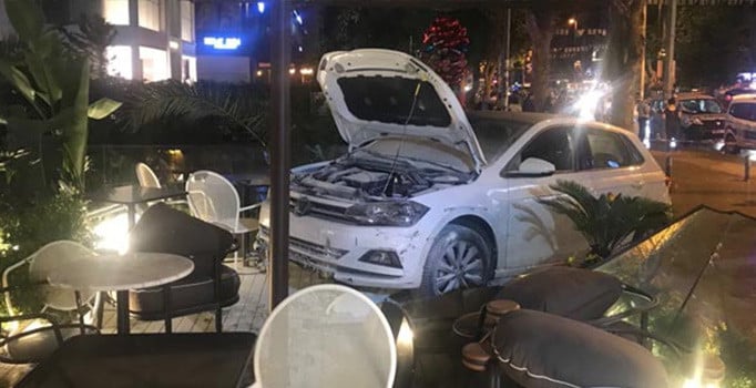 İstanbul'da kontrolden çıkan araç kafenin bahçesine girdi