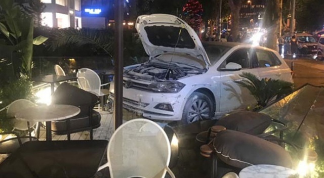 Kadıköy'de kontrolden çıkan araç kafenin bahçesine girdi