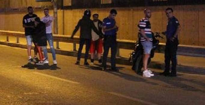 Kadıköy'de kontrolden çıkan motosiklet önce bariyerlere çarptı sonra savruldu