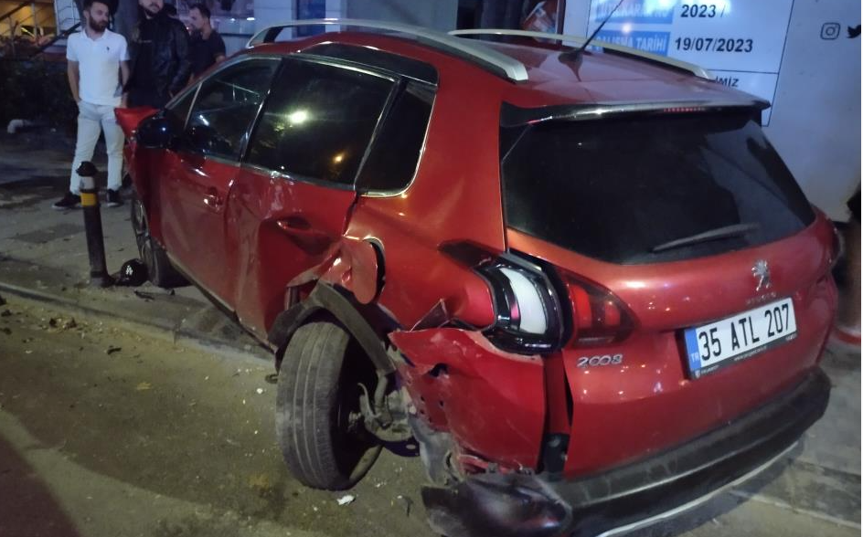 Kadıköy'de kontrolden çıkan otomobil park halindeki araçlara çarptı: 4 yaralı