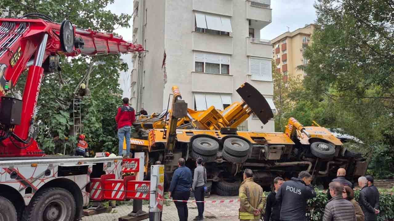 Kadıköy'de korkutan kaza: Devrilen vinç 11 katlı binaya çarptı