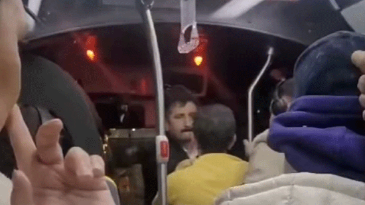 Kadıköy’de otobüste alkollü şahıs dehşeti! Direksiyona geçmeye çalıştı!