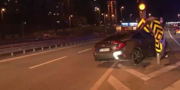 Kadıköy’de otomobil bariyere ok gibi saplandı