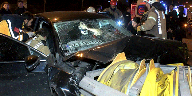 Kadıköy'de otomobil bariyerlere çarptı; yaralıları itfaiye kurtardı