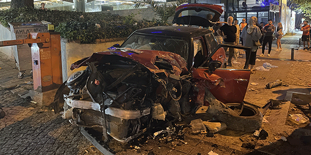 Kadıköy'de otomobil duvara çarptı