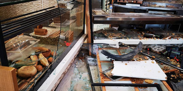 Kadıköy'de otomobil fırına daldı! Ortalık savaş alanına döndü
