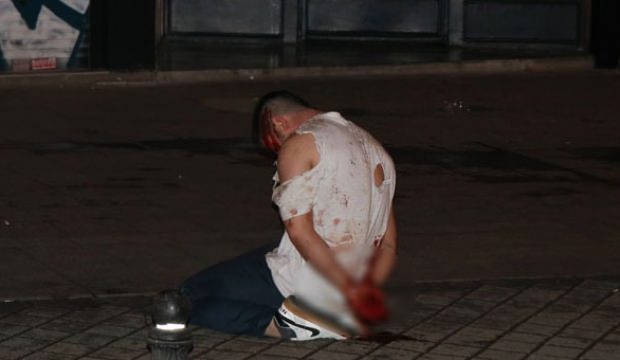 Kadıköy'de polisi görünce kendini bıçaklamaya başladı
