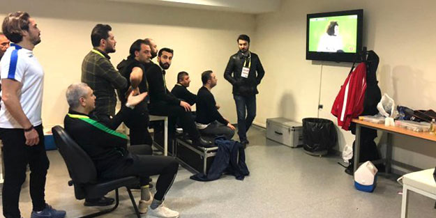 Kadıköy'de şaşırtan görüntü! Maçı soyunma odasında izlediler