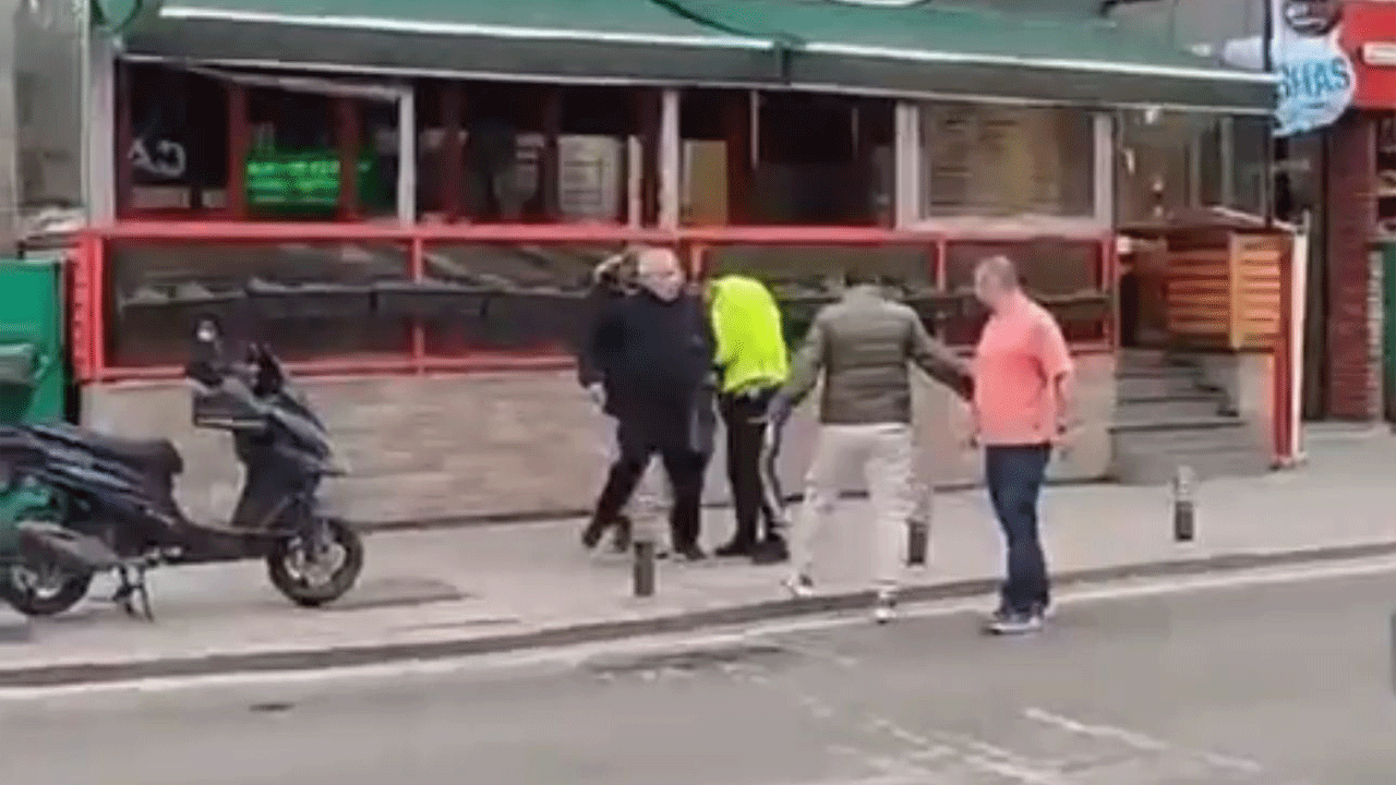 Kadıköy’de silahlı panik! Mekana giren şahsı trafik polisi etkisiz hale getirdi!