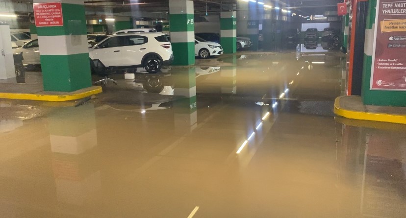 Kadıköy'de su borusu patladı: AVM otoparkı göle döndü