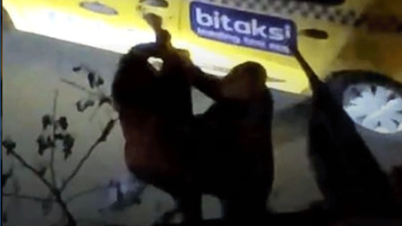 Kadıköy'de taksi ile ters yön kavgası: Kadın yolcu çıldırdı!