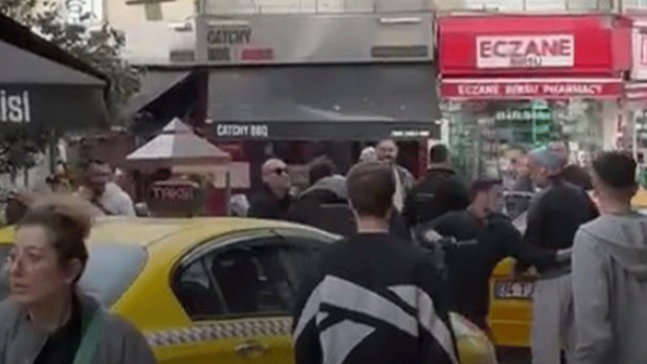 Kadıköy'de taksici ile esnaf arasında bıçaklı kavga kamerada!