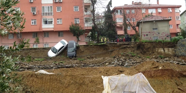 Kadıköy'de toprak kayması: 4 katlı bina boşaltıldı