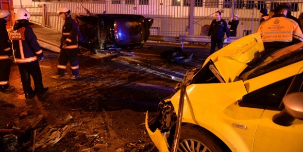 Kadıköy'de trafik kazası: 1 ölü, 2 yaralı