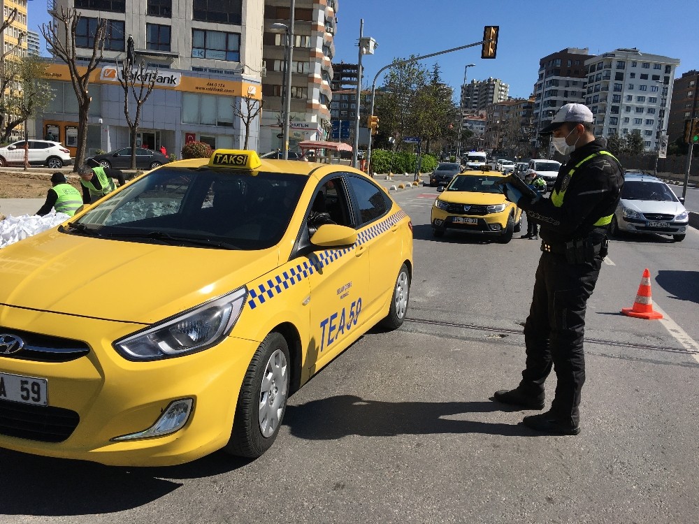 Kadıköy’de trafik polisleri, korona virüs denetimlerini sıklaştırdı 
