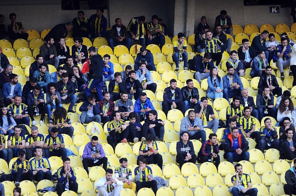 Kadıköy’de tribünler boş kaldı 