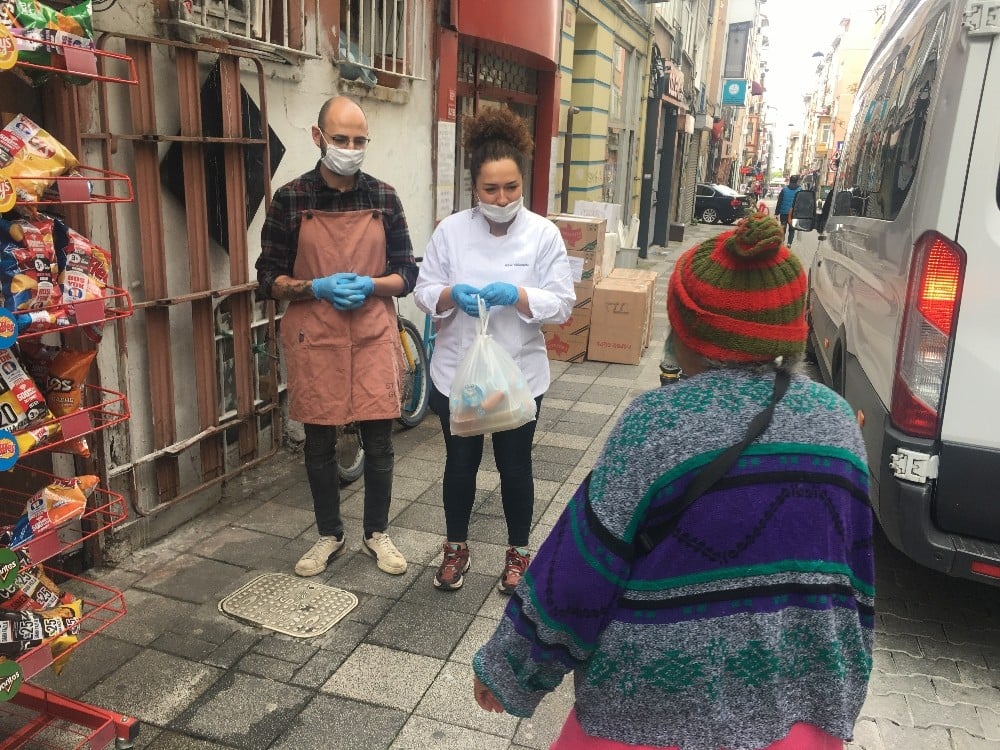 Kadıköy’de usta aşçı ve şefler, yaşlılara sıcak yemek dağıttı 