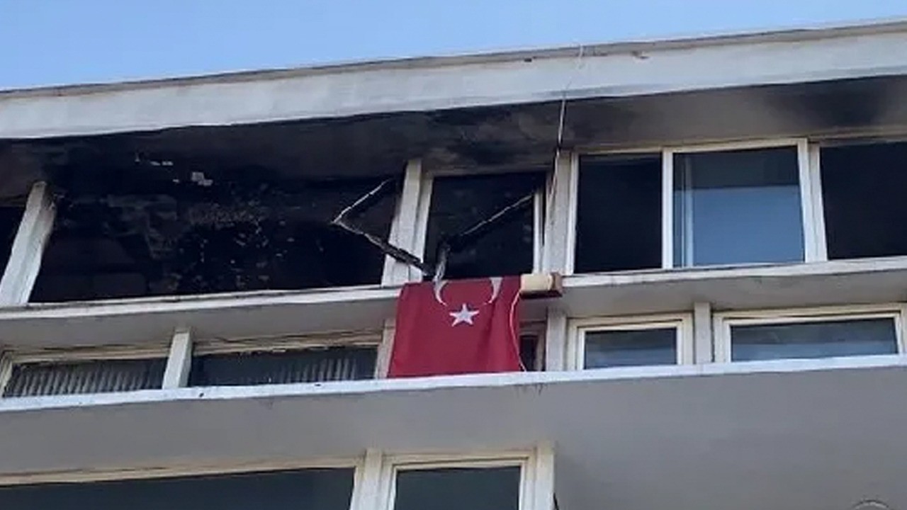 Kadıköy’de yangında şok eden görüntü! Türk bayrağı hariç her şey yandı