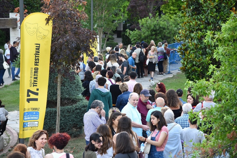 Kadıköy’de yıldızlar altında tiyatro keyfi başladı 