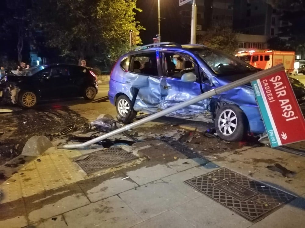 Kadıköy’de yürekleri ağza getiren kaza: 3 yaralı 