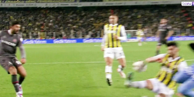 Kadıköy'deki hakem faciasına bir yorumda Savcı'dan... Dik âlâsı... Evirip çevirmeye gerek yok...