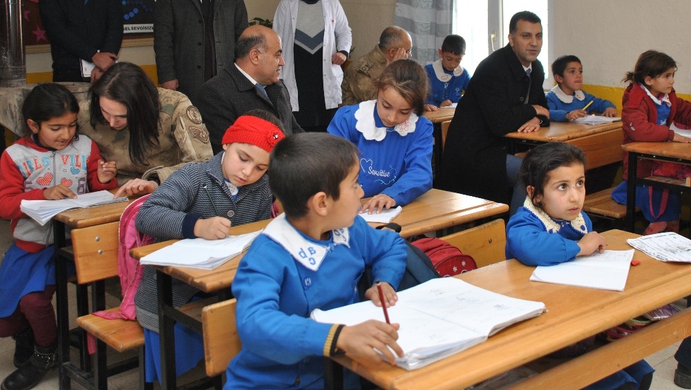 Kadın astsubaylardan okul ziyareti 