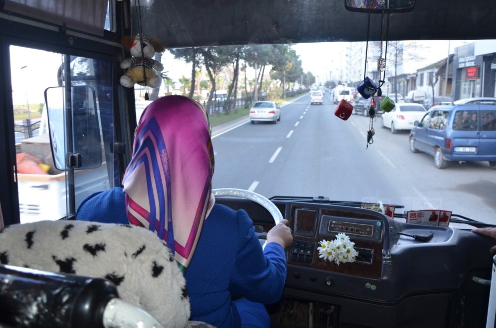 Kadın belediye başkan adayı kendi seçim aracını kendi kullanıyor 