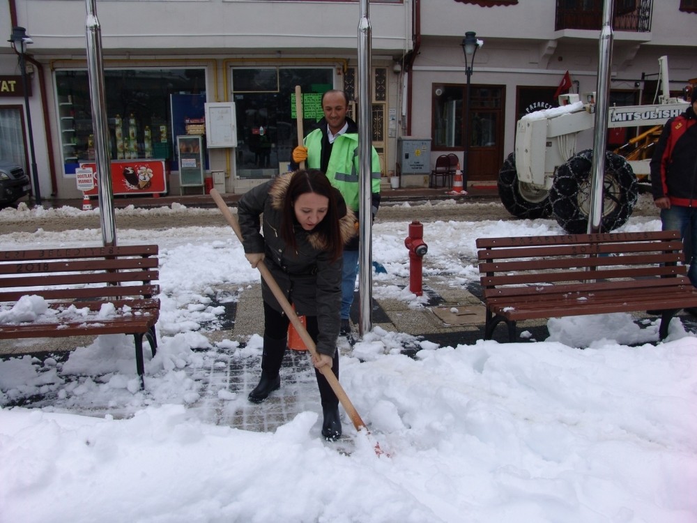 Kadın belediye başkanı eline küreği alıp kar kürüdü 