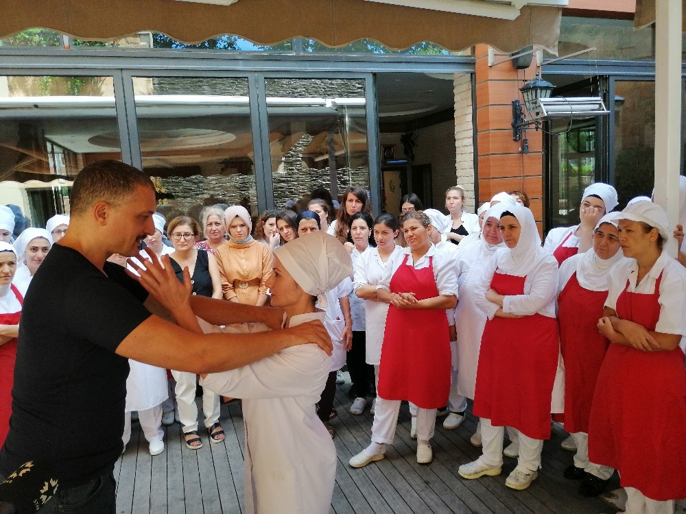 Kadın çalışanlar erkek şiddetine karşı kickboks öğreniyor 