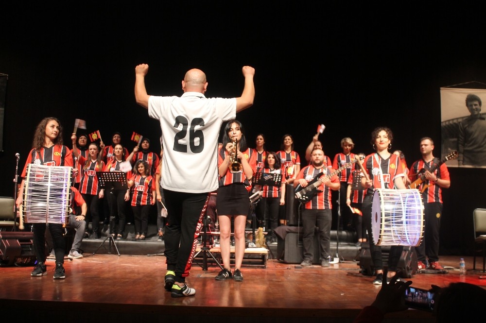 Kadın çalışanlardan “Eskişehirspor Marşları” konseri 