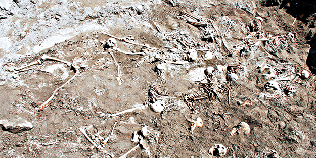 Kadın-çocuk demeden ahıra doldurup yaktılar