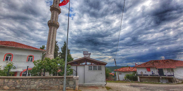 Kadın-erkek karışık eğlenceyi yasaklayan örnek köy muhtarı tepkilere Anayasa ile cevap verdi!