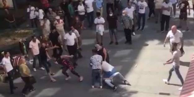 Kadın, eşini darbeden adama sokak ortasında tekme tokat saldırdı