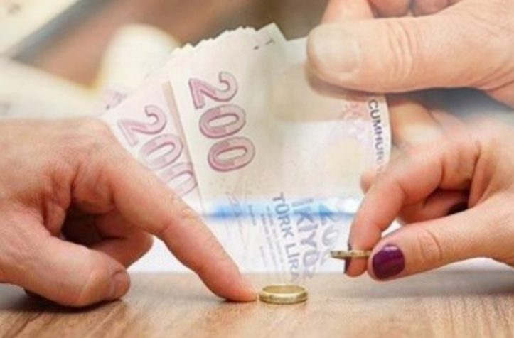 Kadın eski kocasına nafaka ödeyecek