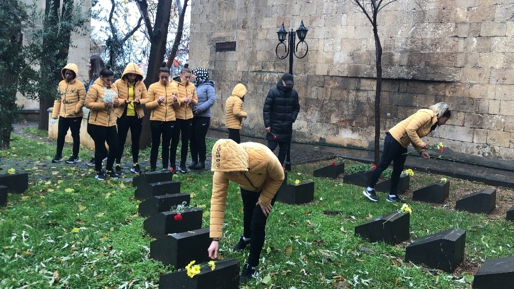 Kadın futbolcular, kadın şehitlerin mezarını ziyaret edip dualar okudu 