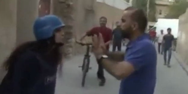Kadın gazeteci, terör sevicilere böyle ayar vardi!