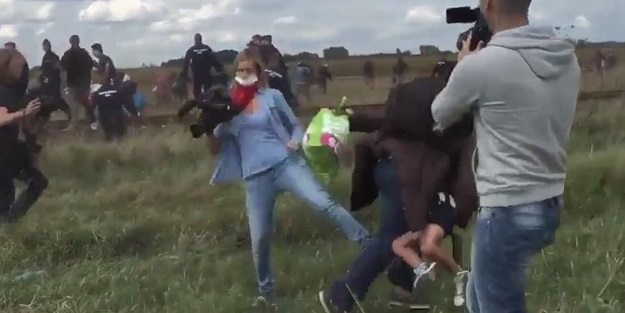 Kadın gazeteciden skandal hareket!