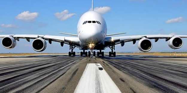 Kadın görevlinin dikkati uçağı düşmekten kurtardı
