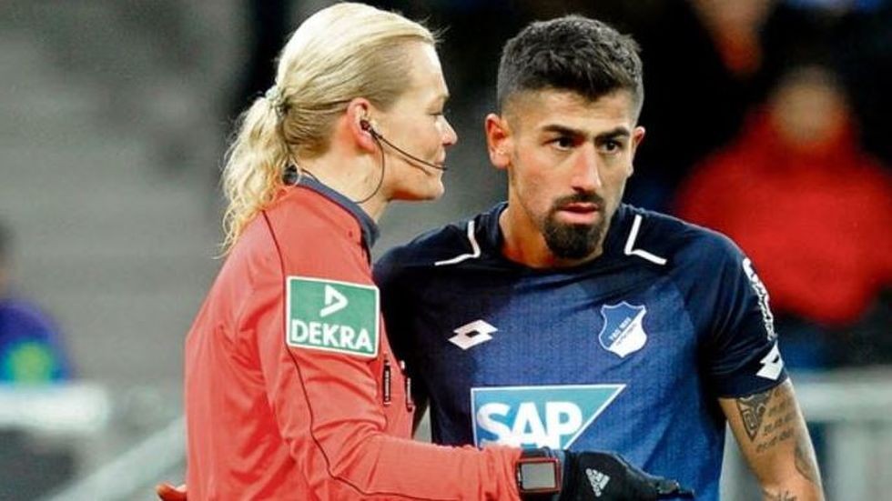 Kadın hakem Türk futbolcuya ofsaytı böyle anlattı! Tüm dünyada alay...