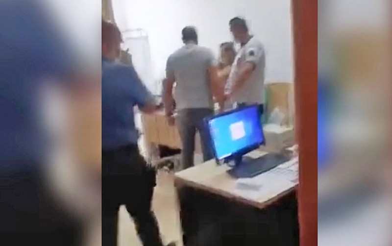 Kadın hastasını korumak isteyen doktora soruşturma: O kadın şiddet mi görüyordu?