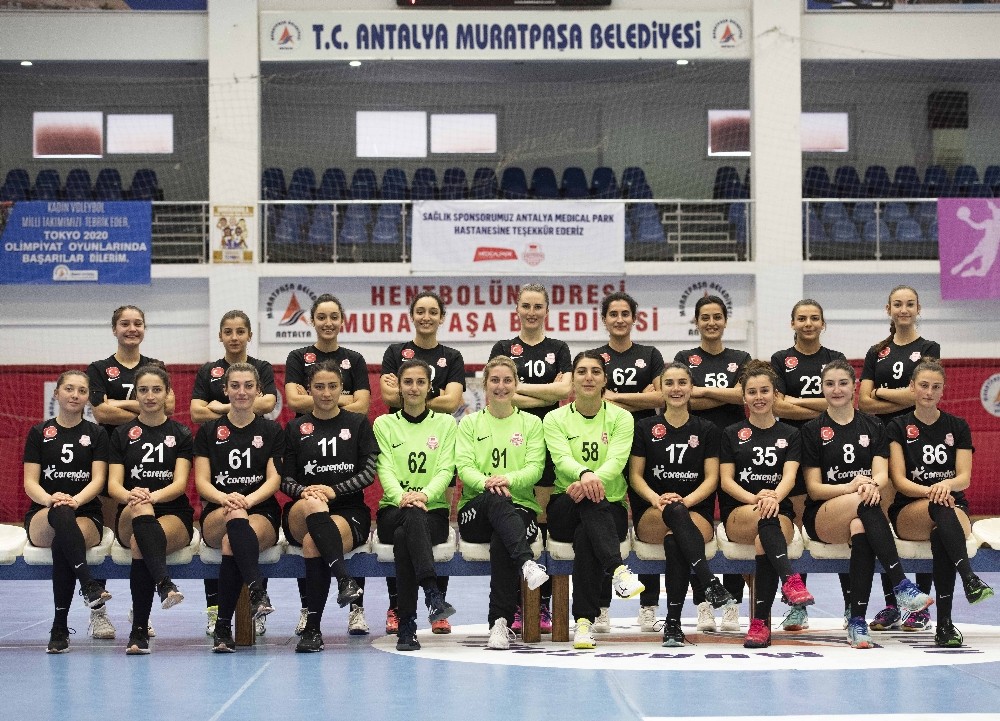 Kadın hentbol takım yarı finalde 