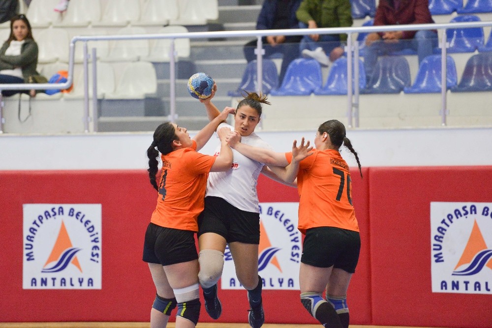 Kadın hentbol takımı haftayı galip bitirdi 
