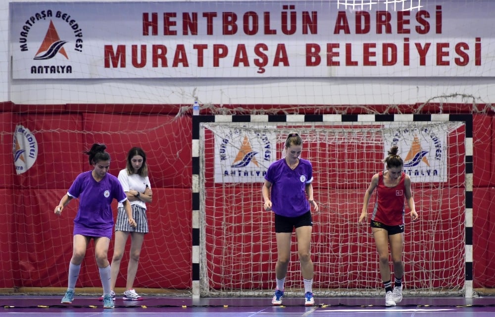 Kadın hentbol takımının hedefi Fuar Kupası 