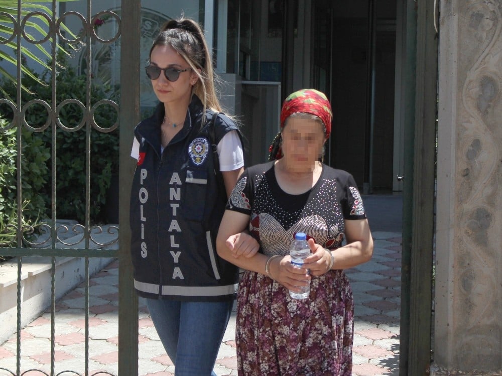 Kadın hırsız hastanede, hasta gibi davranıp hastaları soydu 