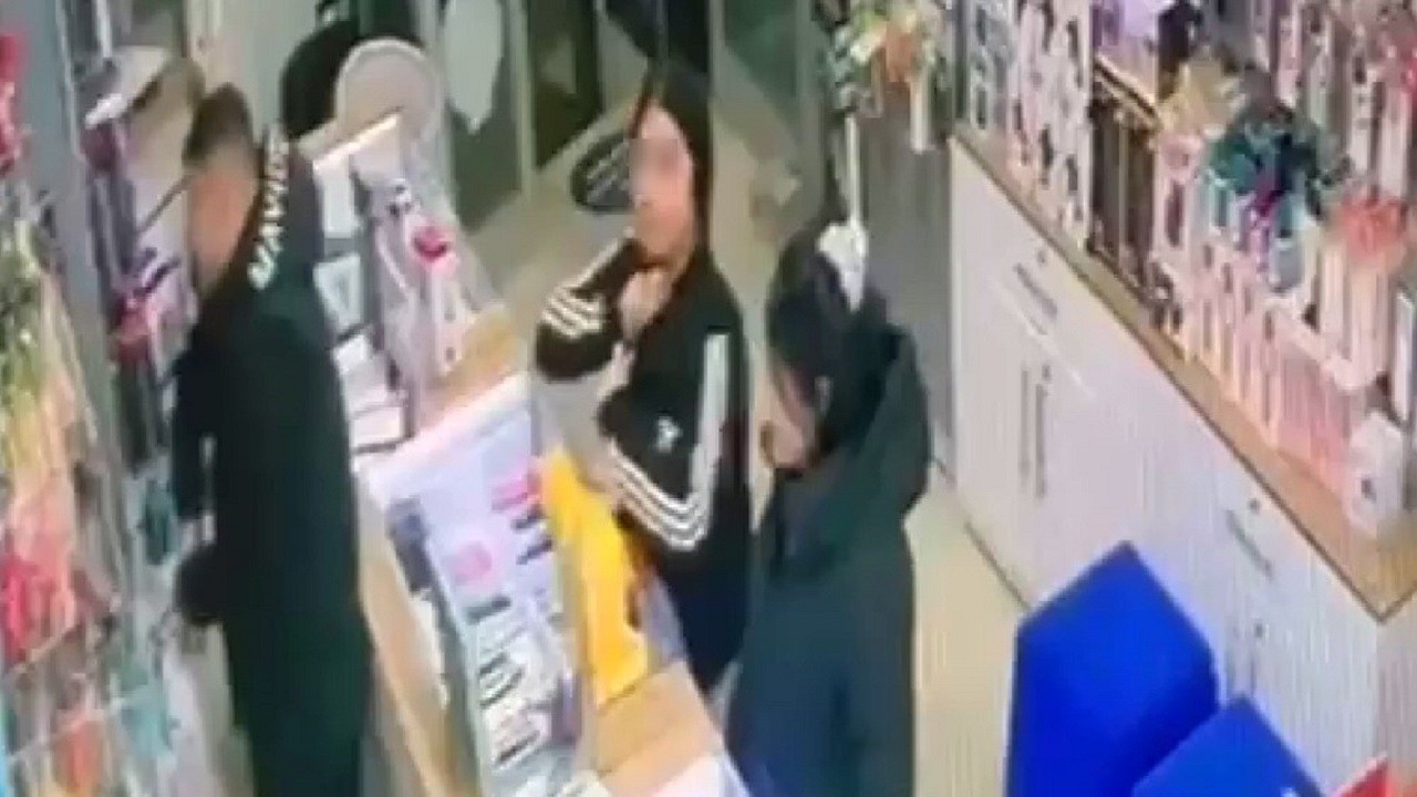 Kadın hırsızlar güvenlik kamerasına böyle yakalandı