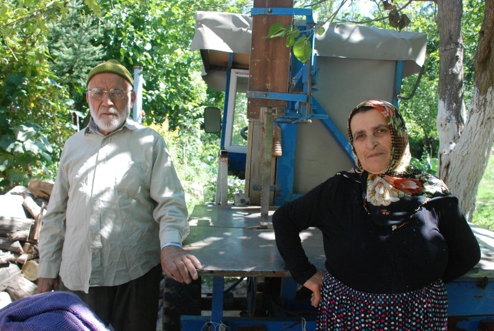 Kadın hızarcı, ekmeğini odundan çıkartıyor 
